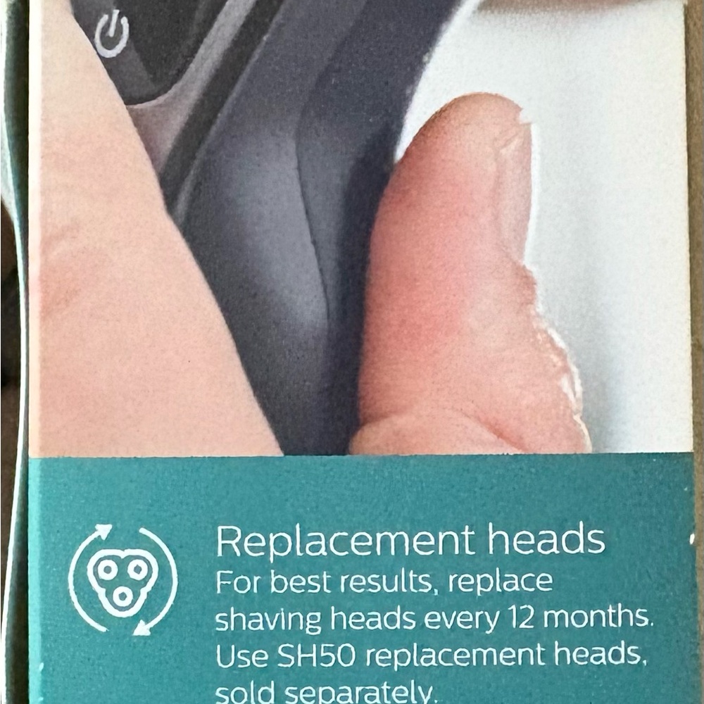 Philips Norelco AquaTouch Wet & Dry Electric Shaver - Black and Blue - Picture 4 of 4